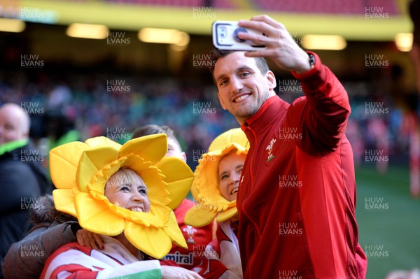 291018 - Wales Rugby Training - Sam Warburton with fans during training