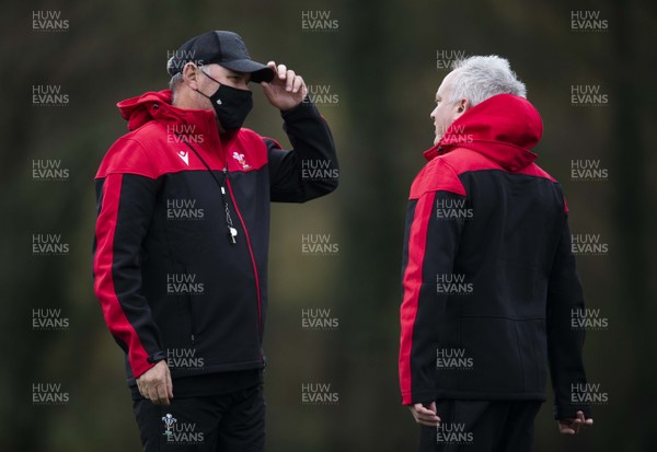 291020 - Wales Rugby Training - Wayne Pivac and Paul Stridgeon during training