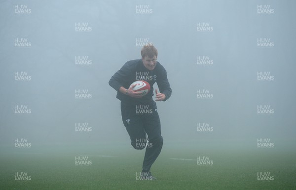 300118 - Wales Rugby Training - Rhys Patchell during training