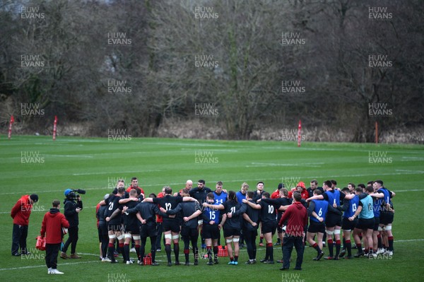 300118 - Wales Rugby Training - Players huddle