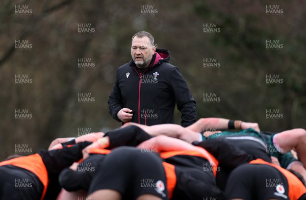 300124 - Wales Rugby Training in the week leading up to their 6 Nations game against Scotland - Jonathan Humphreys, Forwards Coach during training