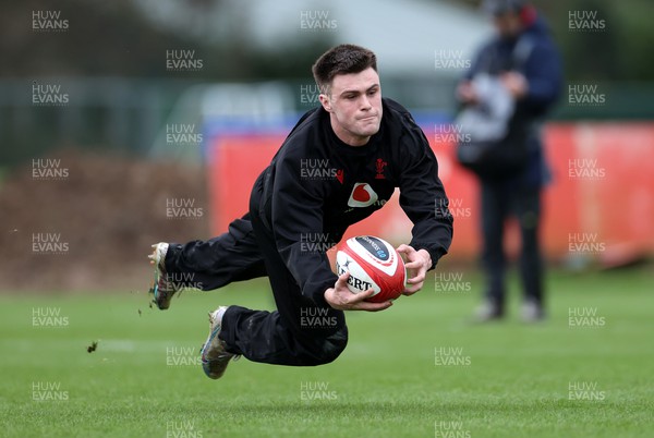 300124 - Wales Rugby Training in the week leading up to their 6 Nations game against Scotland - Joe Roberts during training