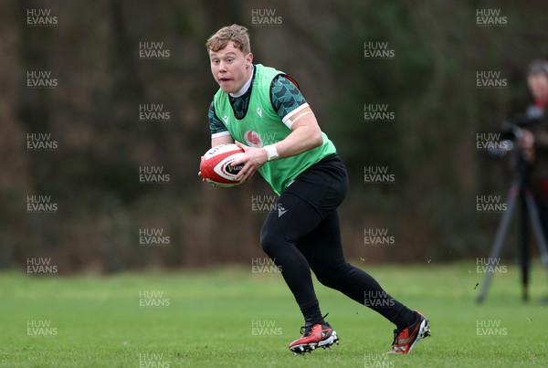 300124 - Wales Rugby Training in the week leading up to their 6 Nations game against Scotland - Sam Costelow during training