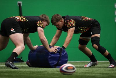 300126 - Wales Rugby Training - Aaron Wainwright and Alex Mann during training