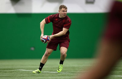 300126 - Wales Rugby Training - Sam Costelow during training