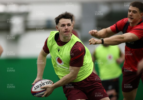 300126 - Wales Rugby Training - Tom Rogers during training