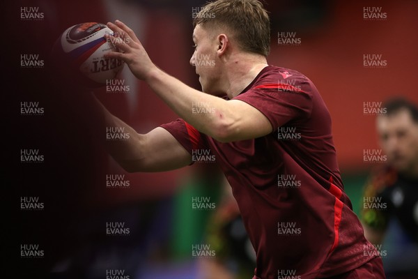 300126 - Wales Rugby Training - Sam Costelow during training