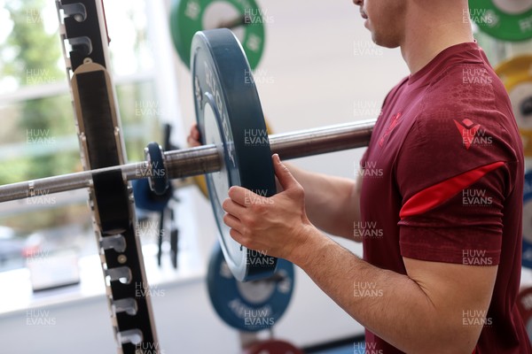 300126 - Wales Rugby Training - Tom Rogers during training