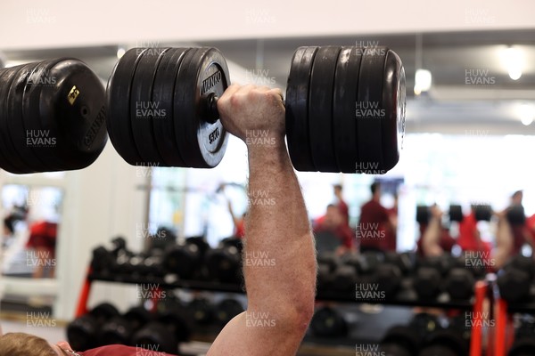 300126 - Wales Rugby Training - Aaron Wainwright during training