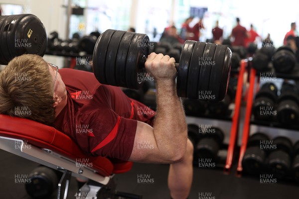 300126 - Wales Rugby Training - Aaron Wainwright during training