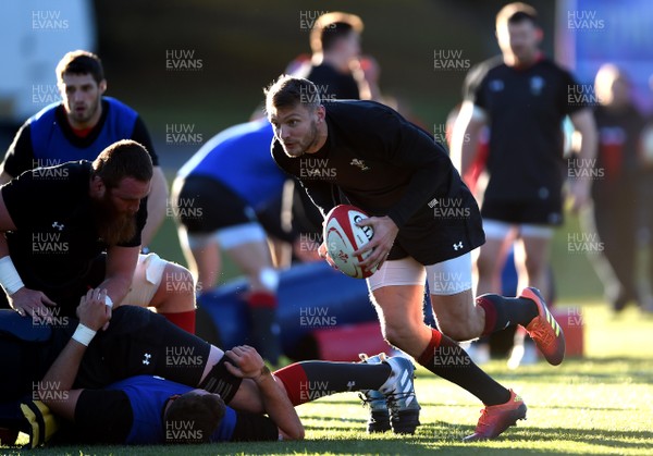 301018 - Wales Rugby Training - Dan Biggar during training