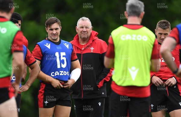 280621 - Wales Rugby Training - Wayne Pivac during training