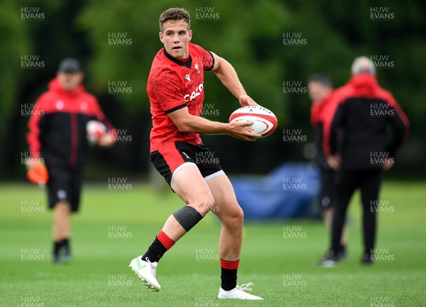 280621 - Wales Rugby Training - Kieran Hardy during training