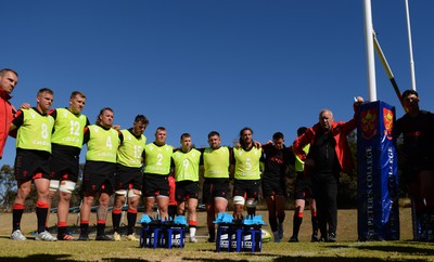 300622 - Wales Rugby Training - Gethin Jenkins, Gareth Anscombe, Ben Carter, Sam Wainwright, James Ratti, Dewi Lake, Gareth Davies, Wyn Jones, Josh Navidi, Owen Watkin, Wayne Pivac, Louis Rees-Zammit huddle during training