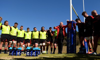 300622 - Wales Rugby Training - Sam Wainwright, James Ratti, Dewi Lake, Gareth Davies, Wyn Jones, Josh Navidi, Owen Watkin, Wayne Pivac, Louis Rees-Zammit, Will Rowlands, Dillon Lewis huddle during training