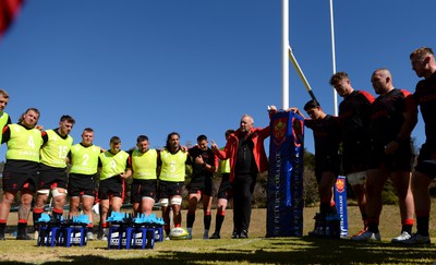 300622 - Wales Rugby Training - Sam Wainwright, James Ratti, Dewi Lake, Gareth Davies, Wyn Jones, Josh Navidi, Owen Watkin, Wayne Pivac, Louis Rees-Zammit, Will Rowlands, Dillon Lewis, Tommy Reffell huddle during training