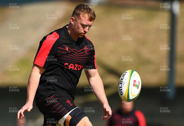 300622 - Wales Rugby Training - Tommy Reffell during training 