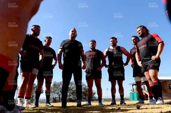 300622 - Wales Rugby Training - Gareth Thomas, Dan Lydiate, Jonathan Humphreys, Harri O’Connor, Sam Parry, Josh Navidi and Tomas Francis huddle during training