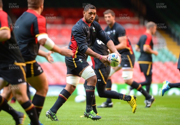 300915 - Wales Rugby Training -Taulupe Faletau during training