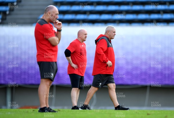 301019 - Wales Rugby Training - Robin McBryde, Shaun Edwards and Warren Gatland during training