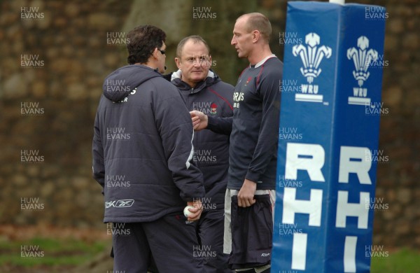 310107 - Wales Rugby Training - Gareth Thomas(R) talks to Coach, Gareth Jenkins(L) and Team Manager Alan Phillips(Ctr) 