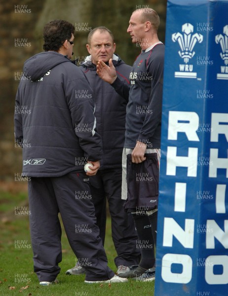 310107 - Wales Rugby Training - Gareth Thomas(R) talks to Coach, Gareth Jenkins(L) and Team Manager Alan Phillips(Ctr) 