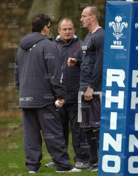 310107 - Wales Rugby Training - Gareth Thomas(R) talks to Coach, Gareth Jenkins(L) and Team Manager Alan Phillips(Ctr) 