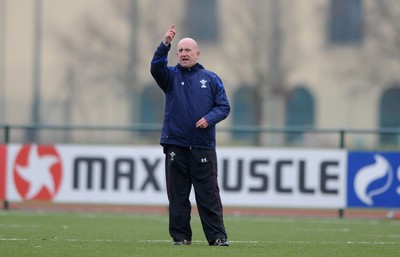 31.01.11 - Wales Rugby Training - Wales assistant coach Shaun Edwards talks to players during training. 