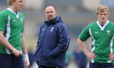 31.01.11 - Wales Rugby Training - Wales Under 20 assistant coach Rob Appleyard during training. 