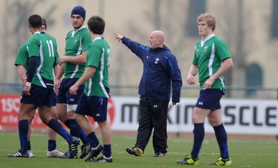 31.01.11 - Wales Rugby Training - Wales defence coach Shaun Edwards makes a point as Wales under 20 players look on during training. 