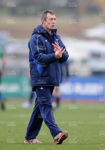 31.01.11 - Wales Rugby Training - Wales assistant coach Rob Howley talks to players during training. 