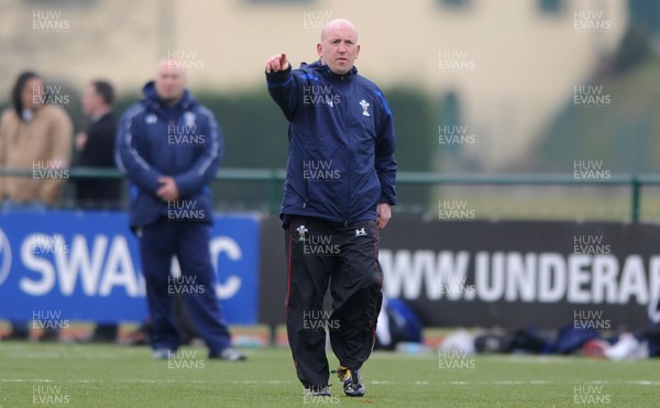 31.01.11 - Wales Rugby Training - Wales assistant coach Shaun Edwards talks to players during training. 