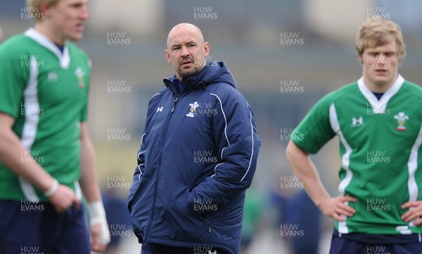 31.01.11 - Wales Rugby Training - Wales Under 20 assistant coach Rob Appleyard during training. 