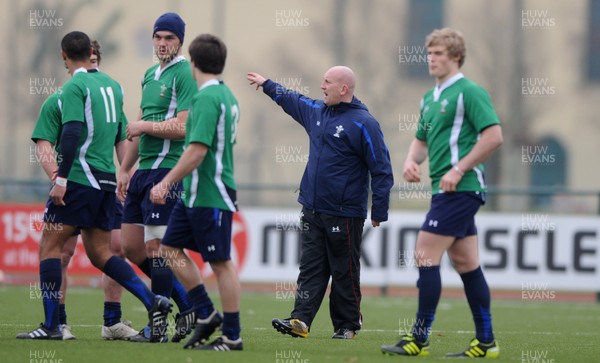 31.01.11 - Wales Rugby Training - Wales defence coach Shaun Edwards makes a point as Wales under 20 players look on during training. 