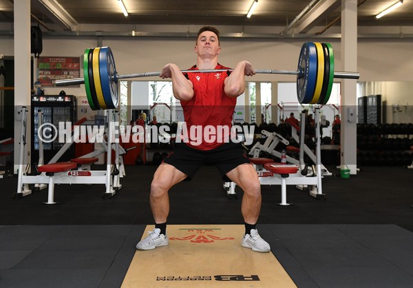 310122 - Wales Rugby Training - Jonathan Davies during a gym session