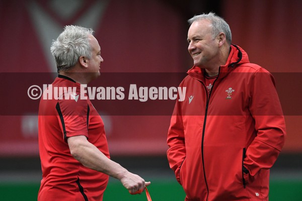 310122 - Wales Rugby Training - Paul Stridgeon and Wayne Pivac during training