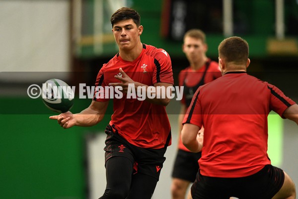 310122 - Wales Rugby Training - Louis Rees-Zammit during training