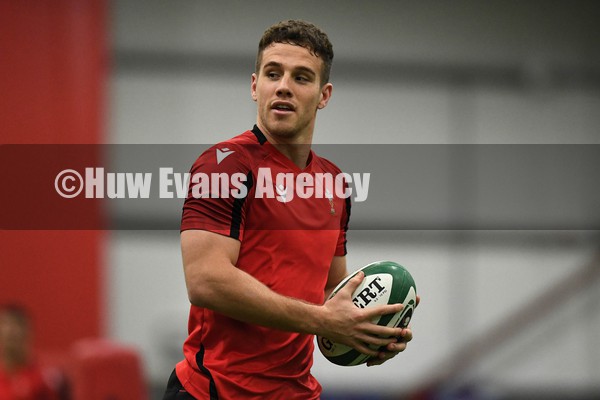 310122 - Wales Rugby Training - Kieran Hardy during training