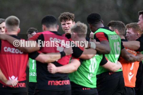 310122 - Wales Rugby Training - Will Rowlands during huddle