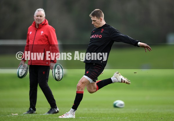 310122 - Wales Rugby Training - Wayne Pivac and Liam Williams during training