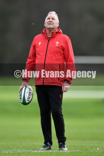 310122 - Wales Rugby Training - Wayne Pivac during training