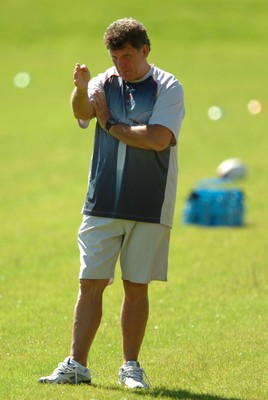 31.07.07 - Wales Rugby Training - Wales Coach, Gareth Jenkins makes a point during training 