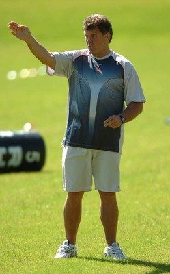 31.07.07 - Wales Rugby Training - Wales Coach, Gareth Jenkins makes a point during training 