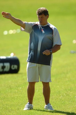 31.07.07 - Wales Rugby Training - Wales Coach, Gareth Jenkins makes a point during training 