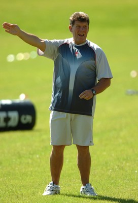 31.07.07 - Wales Rugby Training - Wales Coach, Gareth Jenkins makes a point during training 