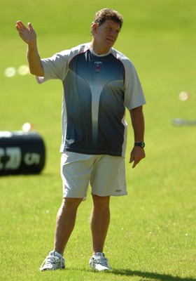 31.07.07 - Wales Rugby Training - Wales Coach, Gareth Jenkins makes a point during training 