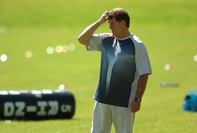 31.07.07 - Wales Rugby Training - Wales Coach, Gareth Jenkins makes a point during training 