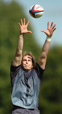 31.07.07 - Wales Rugby Training - Alun Wyn Jones takes line-out ball during training 