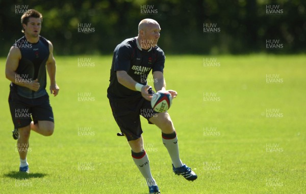 31.07.07 - Wales Rugby Training - Tom Shanklin looks for support as Ceri Sweeney follows 