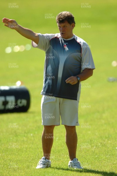 31.07.07 - Wales Rugby Training - Wales Coach, Gareth Jenkins makes a point during training 
